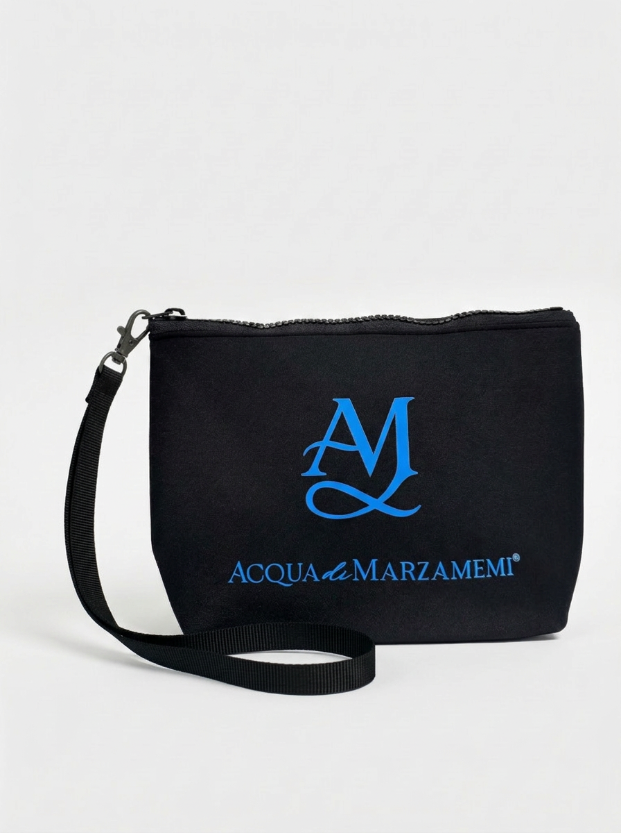 Pochette in materiale tecnico soft-touch - Capsule Estate 2026 -“Marzamemi Noir”